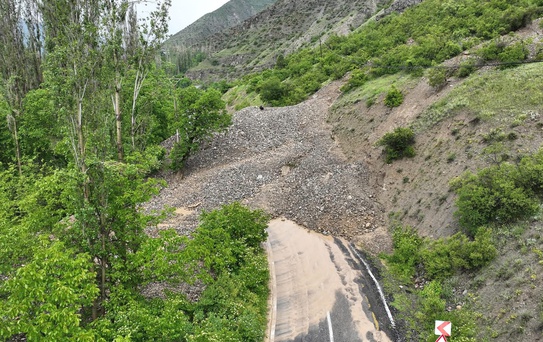 Tortum'da Heyelan: Yollar Kapandı