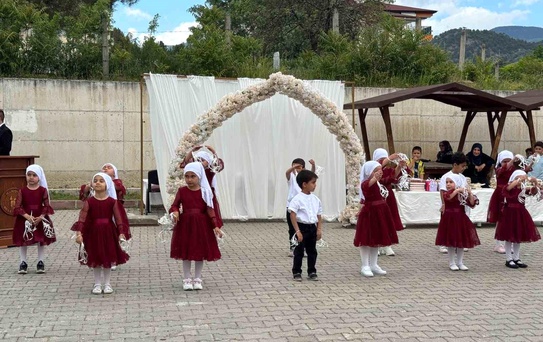 Kur'an kursu öğrencilerinin hazırladığı programa yoğun ilgi