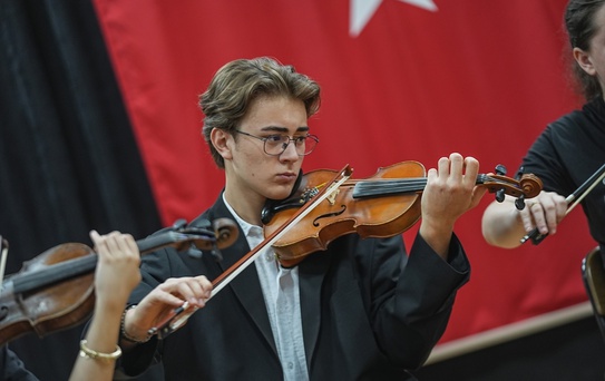 A Millî Takımın Marşı Zeki Müren Lisesi'nden