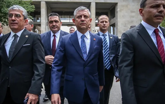 Özgür Özel'in ekibinden 28 CHP Parti Meclisi üyesi istifa etti