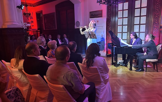 Türk ve Yunan Sanatçılardan Birlikte Konser