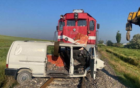 Tren Kamyonete Çarptı, Yaralı Yok