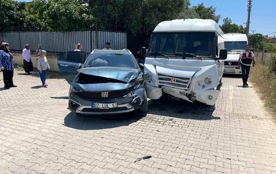 Manavgat'ta okul servisi otomobille çarpıştı: 7'si çocuk 9 yaralı