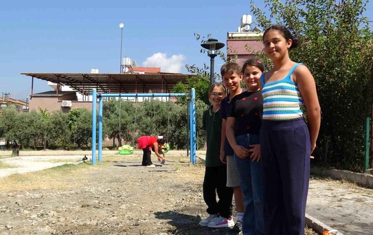 Çöpleri yakmak isterken oyun parkını yaktı
