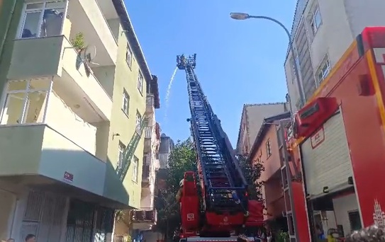 Tuzla'da Bina Yangını Kontrol Altına Alındı