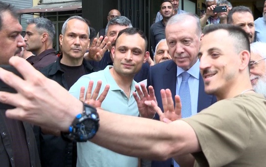 Erdoğan, Beyoğlu'nda Erzurum Vakfı Lokali'ni ziyaret etti