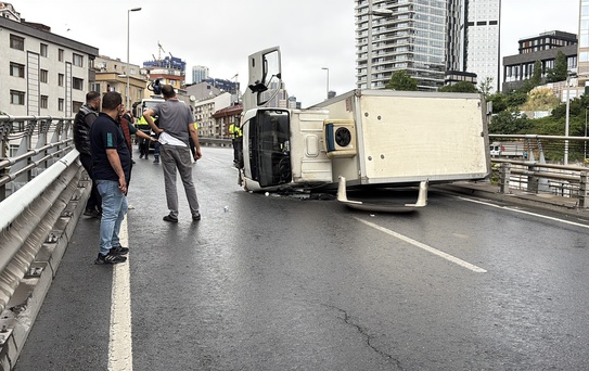 Şişli'de Kamyonet Devrildi, Yol Kapatıldı
