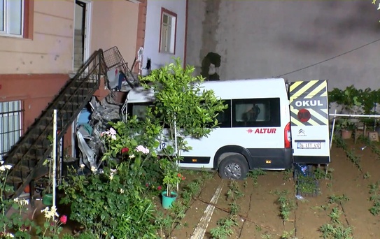 Çekmeköy'de servis minibüsü evin bahçesine uçtu: Sürücü hayatını kaybetti