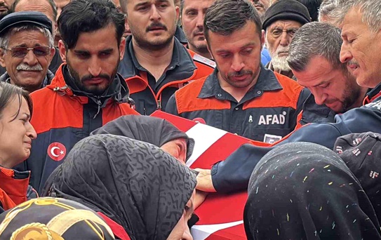Eşi tabutuna son kez sarıldı, babası namazını kıldırdı: AFAD personeline hüzünlü veda