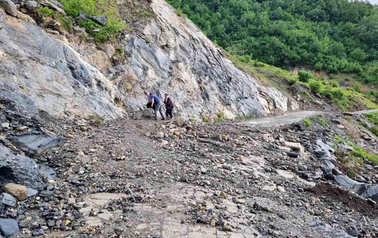 Heyelan nedeniyle kapanan köy yolunda vatandaşlar halatlarla karşıya geçti