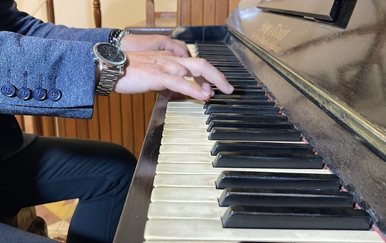 Tarihi Piyano Ziyaretçileri Büyülüyor