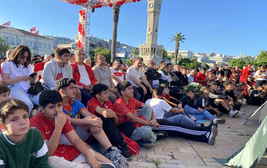İzmir'de milli heyecan meydanlara taştı: Dev ekranda Dünya Kupası coşkusu