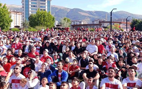 Kahramanmaraşlılar milli maç heyecanını dev ekranda yaşadı