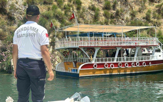 Halfeti'de Tekne Kazası: Turistler Tahliye Edildi