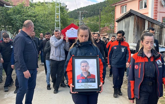 Görevi başında şehit olan AFAD personeli Ömer Faruk Özkan'ı son yolculuğuna babası uğurladı