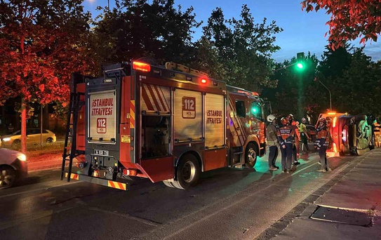 Bakırköy'de Kaza: Mercedes Yan Yattı