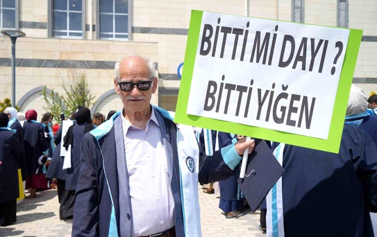 71 Yaşında Mezuniyet Sevinci