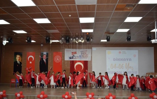 Çamlıhemşin'de minik öğrenciler sahnede gönülleri fethetti