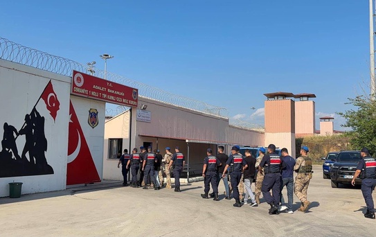 Cezaevi önünde 2 kişiyi yaralayıp otomobil gasbeden şüphelilerin yakalanma anı kamerada