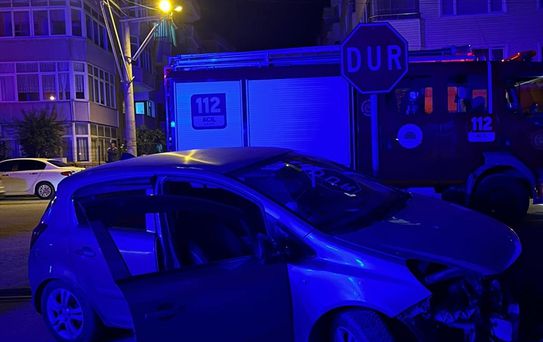 Çınarcık'ta Kaza: Otomobil Refüje Çarptı