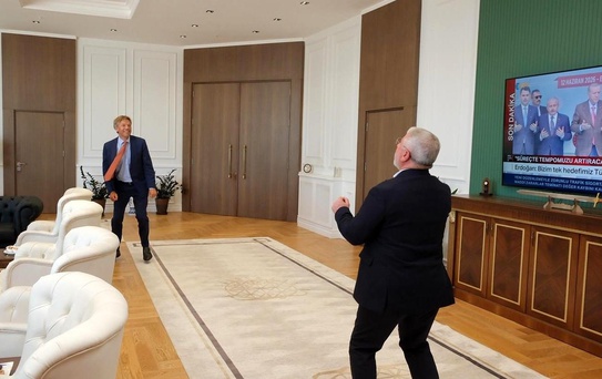 Hollanda Ankara Büyükelçisi Joep Wijnands, Belediye Başkanı Aşgın ile makam odasında futbol oynadı