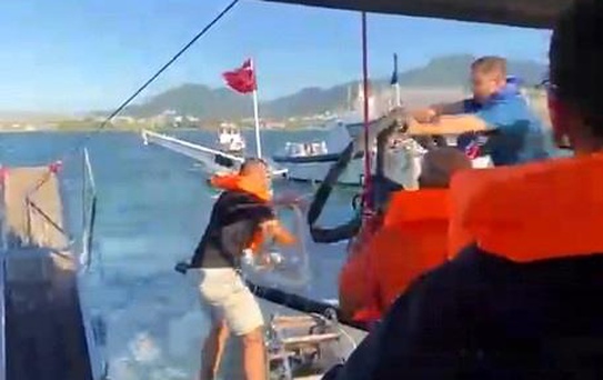 İzmir'de Tekne Kurtarıldı