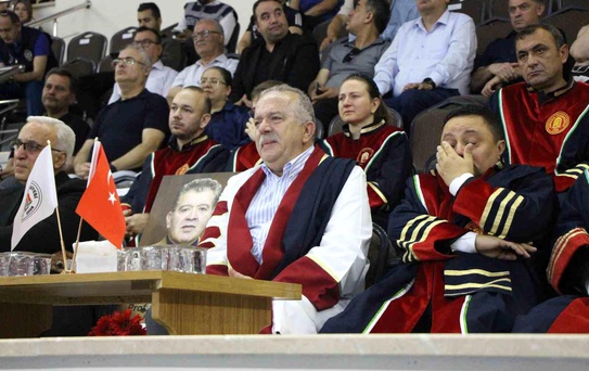 Amasya Üniversitesi'nde hüzünlü mezuniyet: İki kayıp anıldı