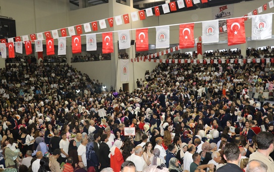 İkiz Bebekleriyle Mezuniyet Sevinci