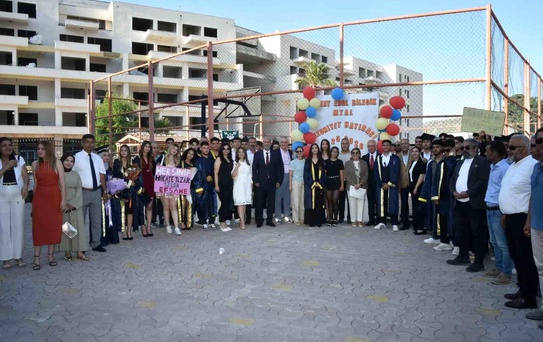 Başkan Yapar, gençlerin mezuniyet coşkusuna ortak oldu