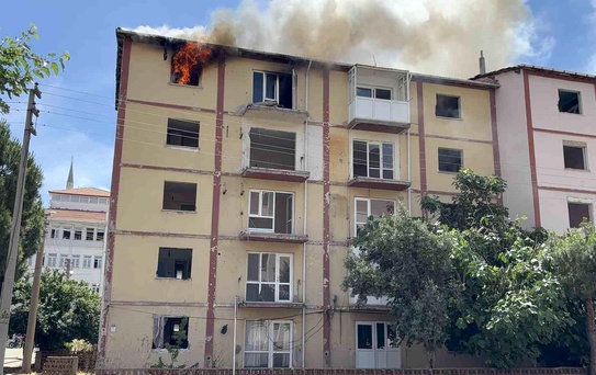 Çanakkale'de Boş Apartmanda Yangın Çıktı