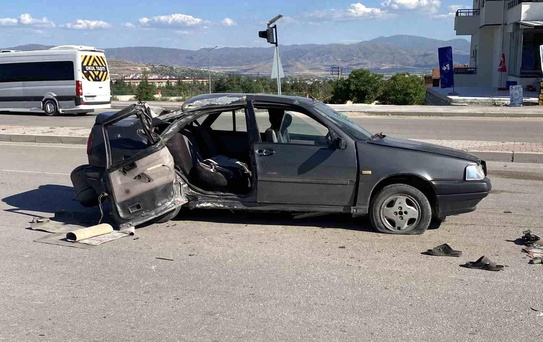 Elazığ’da direksiyon hakimiyetini kaybeden otomobil aydınlatma direğine çarptı: 1’i ağır 3 yaralı