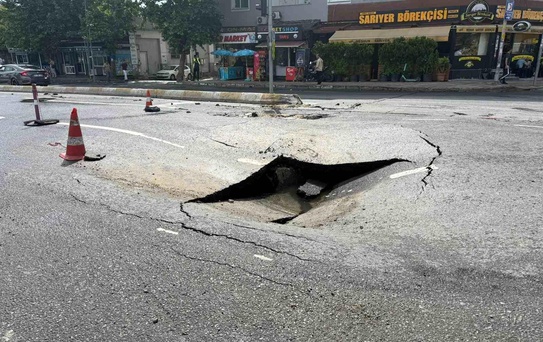 Esenyurt'ta İSKİ'nin boru hattı patladı, yol çöktü cadde göle döndü