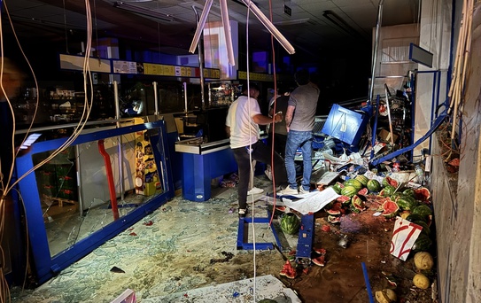 Konya'da Kamyon Market Camekanına Girdi