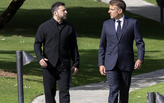 Mikrofonları açık unutan iki lider, Trump'ın dedikodusunu yaparken yakalandı
