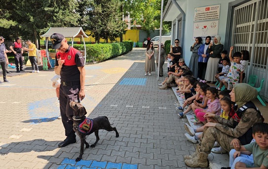 Siirt'te Jandarma Köpekleri Anaokulu'nda Gösteri Yaptı