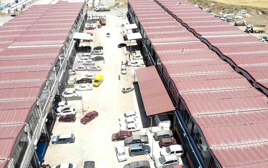 Yazın toz, kışın çamur çilesi esnafı bezdirdi: 'Burayı belediyenin yapması gerekiyor'