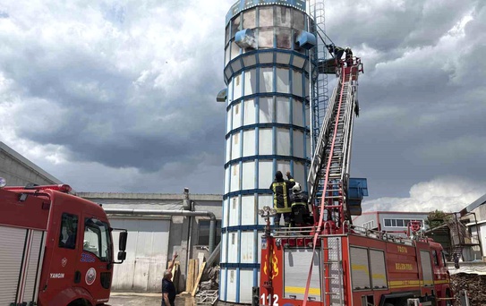 Ahşap kapı fabrikasının talaş silosunda korkutan yangın