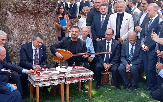 Bakan Tekin Bursa'da çınar altında türkü söyledi, Anadolu peynirlerini tattı