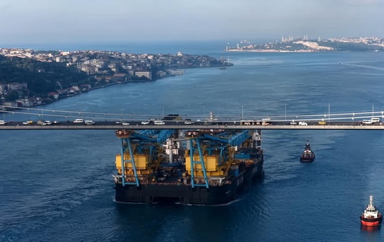 Dev vinç gemisi İstanbul Boğazı'ndan geçiyor