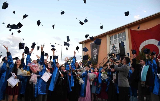Emet MYO'da mezuniyet coşkusu