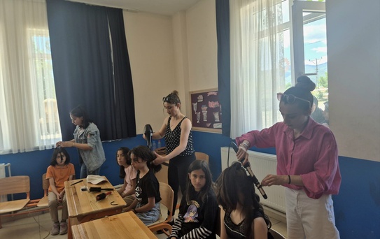 Mecitözü'nde kız öğrencilere saç kesimi etkinliği