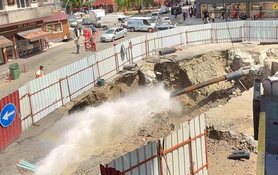 Rize'de tarihi köprünün restorasyon çalışması sırasında su borusu patladı