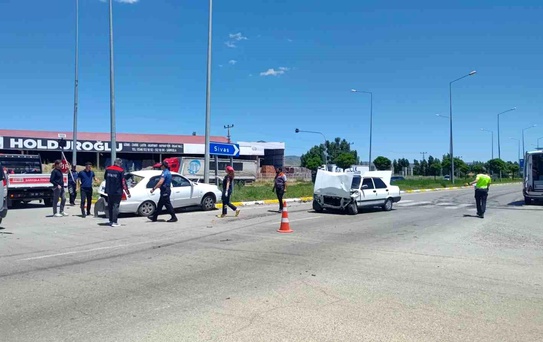 Şarkışla'da Trafik Kazası: 2 Yaralı