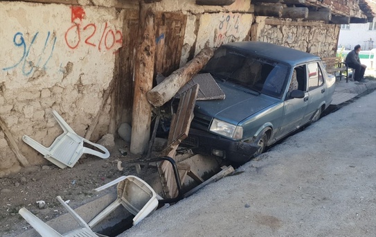 Uşak'ta Otomobil Bankta Oturanlara Çarptı