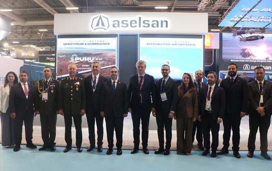 Bakan Kacır, Eurosatory Fuarı'nda Türk Firmalarını Ziyaret Etti