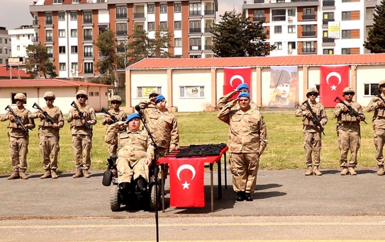 Engelli Baba Asker Üniforması Giydi