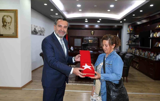 Halk otobüsündeki bayrağı silen kadına Başkan Şerifoğulları'ndan anlamlı hediye