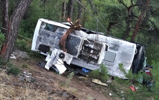 Bayındır'da Midibüs Devrildi: 22 Yaralı