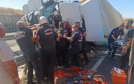 Şanlıurfa'da TIR Kazası: Şoför Ağır Yaralandı
