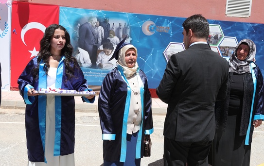 Şehit oğlunun isteğini yerine getiren anne liseyi bitirdi